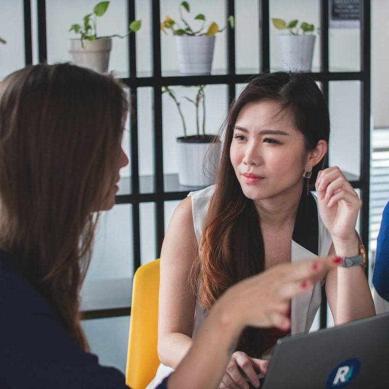 Coaching-Gespräch zwischen zwei Frauen: Tipps zur Suche nach einer guten Mental Coach bei MY UP Coaching in Kelheim