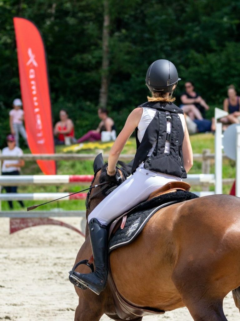 Reiterin beim Turnier: Mental Coaching für Reiterinnen bei MY UP Coaching – Reiten beginnt im Kopf