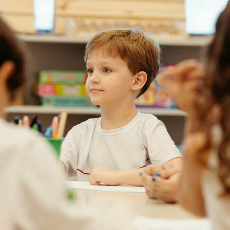Schulkind im Unterricht: Mental Coaching für Schulkinder bei MY UP Coaching in Kelheim und Regensburg